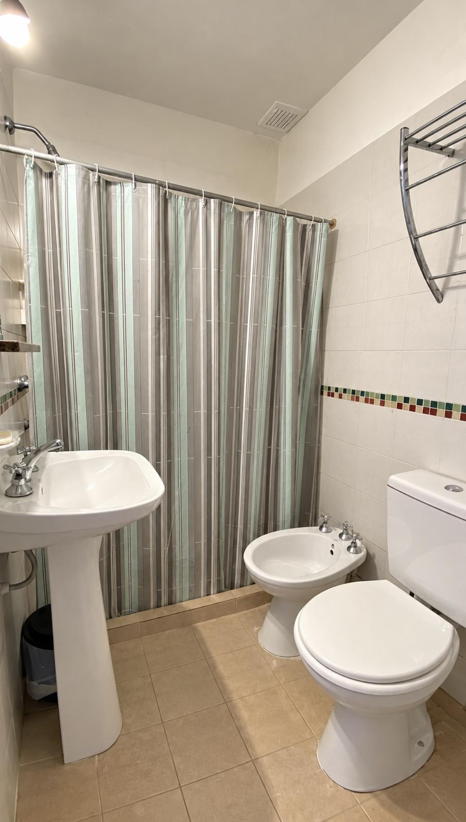 Baño de la habitación para 4 personas