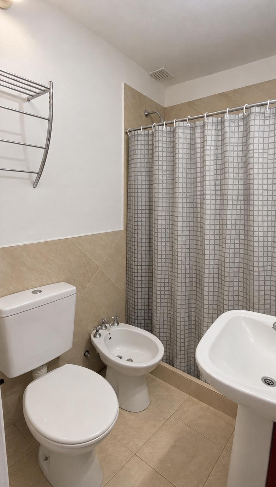 Baño de la habitación intercomunicada