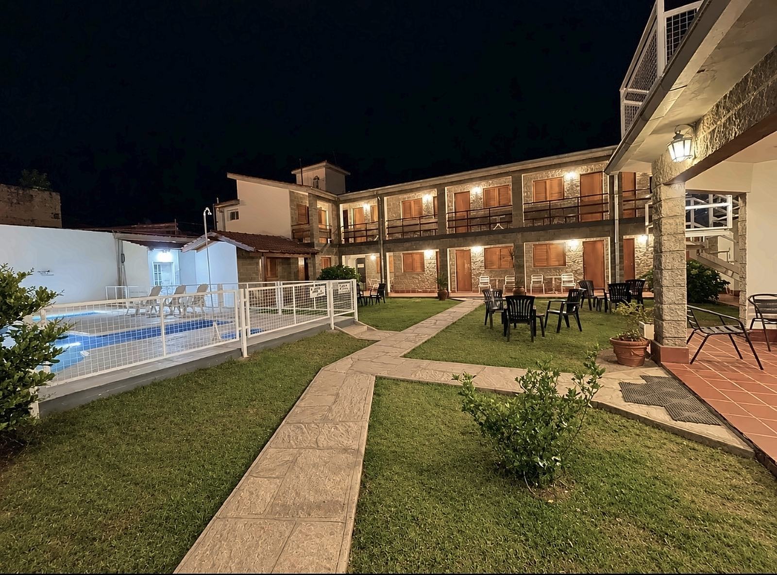 Jardín de la hostería Torol Calta de noche, con la pileta iluminada
